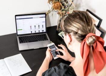 UK data: buying an item of clothing online, what do consumers pay the most attention to?