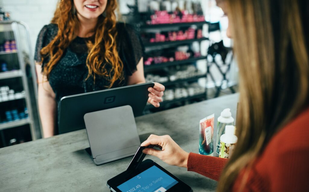 Retail Staff Are UK's Happiest 'deskless' Employees, Finds New Report - Vimarsana News