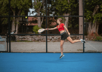 How to choose the perfect padel racket based on your level and playing style