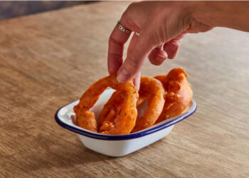 Honest Burgers to give away complimentary onion rings to customers who visit and say “it’s coming home”