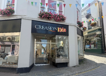 The Entertainer arriving at Creasey’s Department Store
